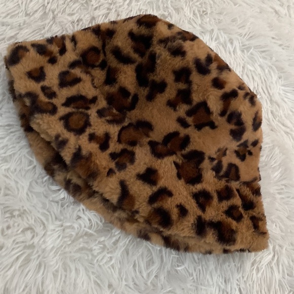 NWOT furry cheetah plush bucket hat - Picture 5 of 6